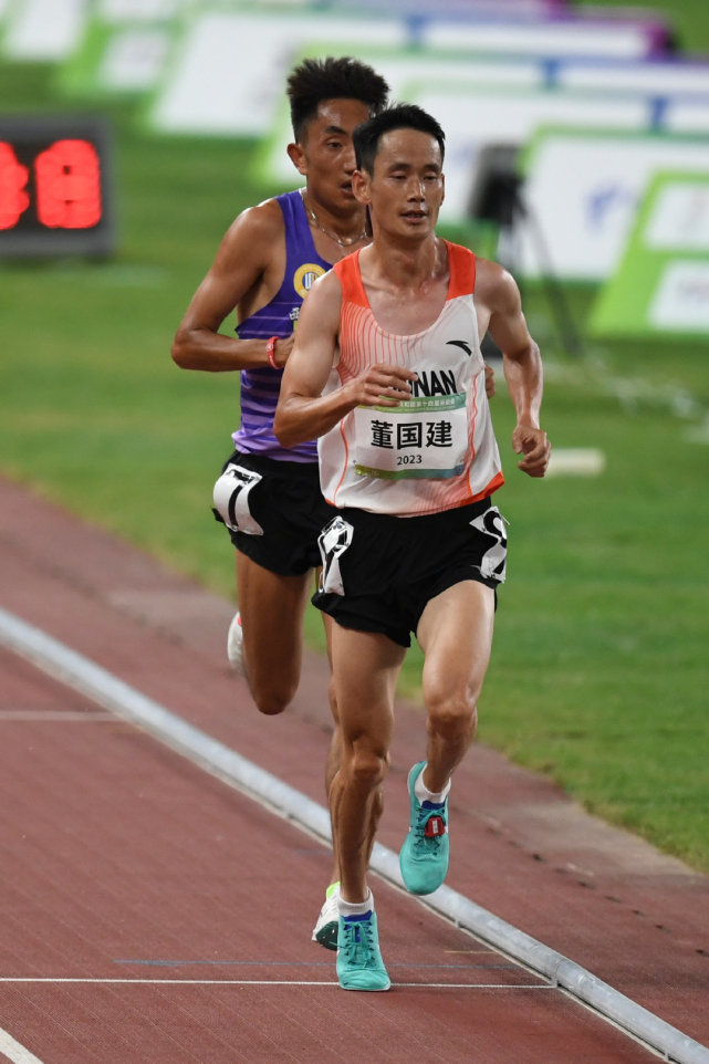 爱游戏大厅-运动员们在比赛中奋勇争胜，精彩绝伦