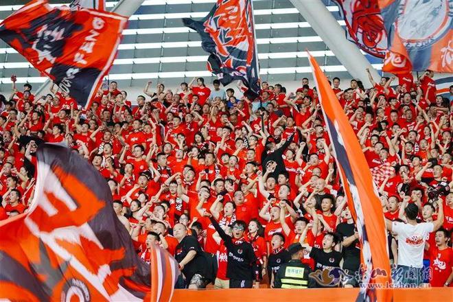 现场球迷热情高涨,赛场氛围热闹非凡的简单介绍 现场球迷热情高涨,赛场氛围热闹非凡的简单介绍