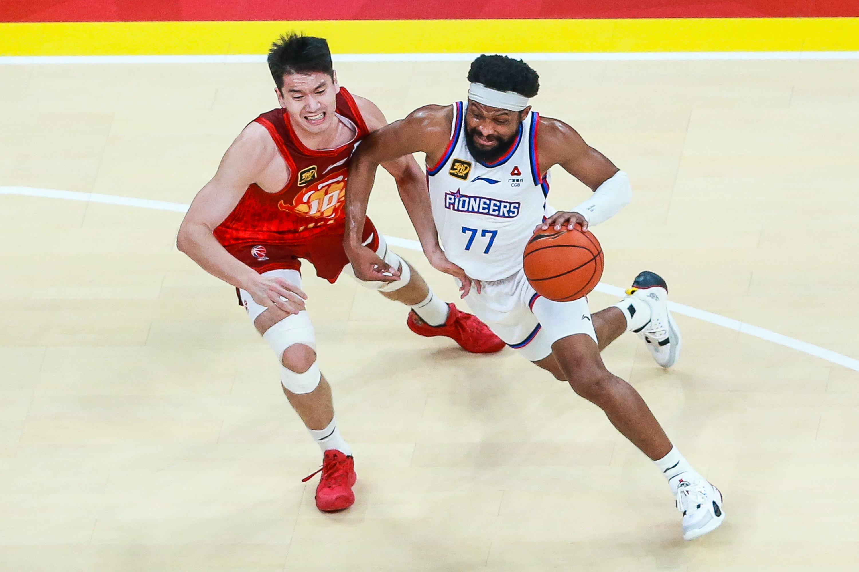 爱游戏-火爆对决！球场上的激烈比拼让人热血沸腾的简单介绍