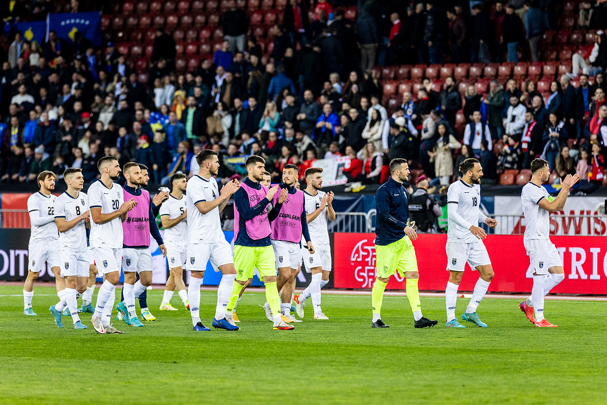 爱游戏APP-顶级球队相遇，赛场竞争激烈，围观者目不暇接