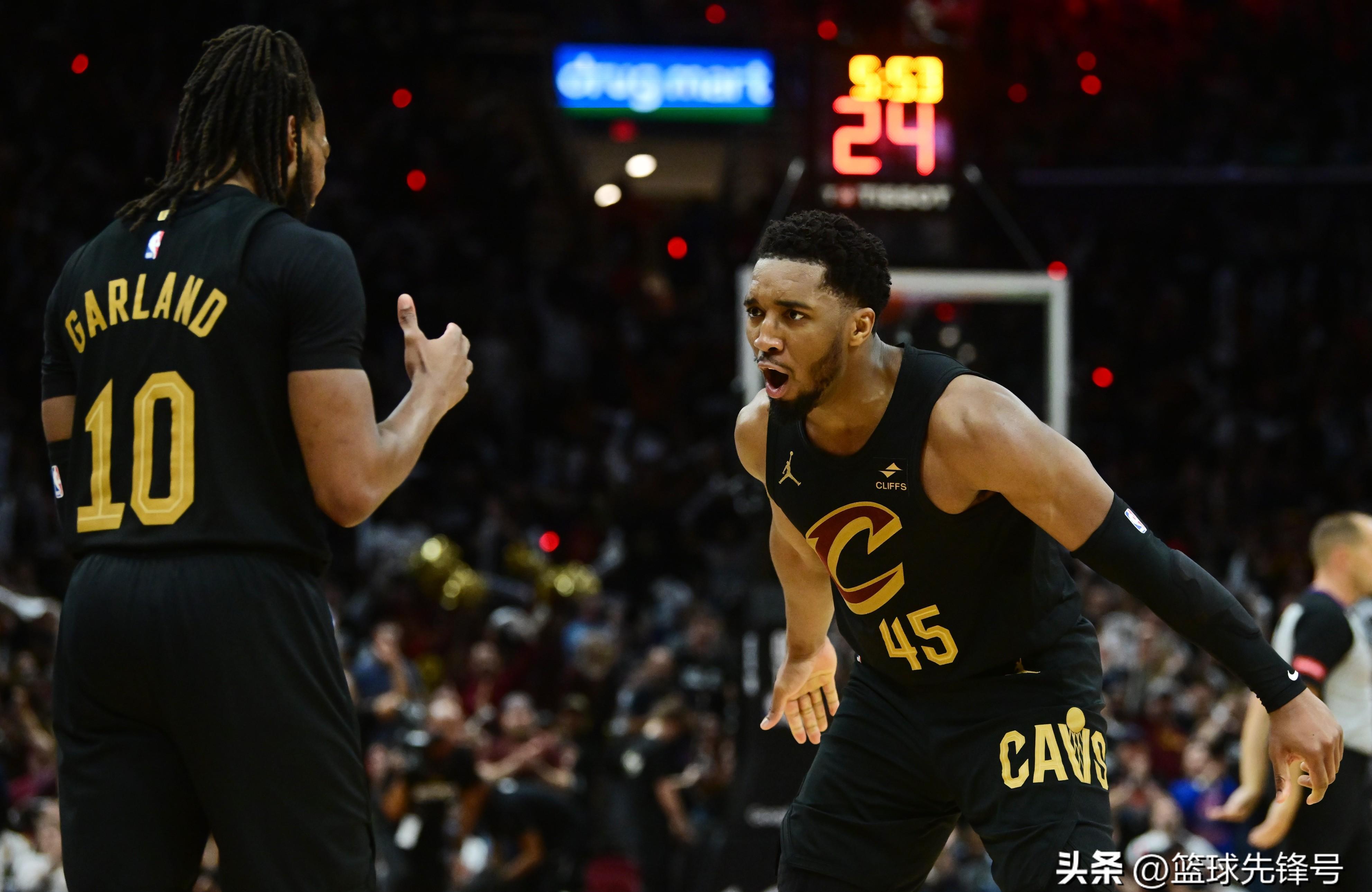 顶级球队相遇,赛场竞争激烈,围观者目不暇接 顶级球队相遇,赛场竞争激烈,围观者目不暇接