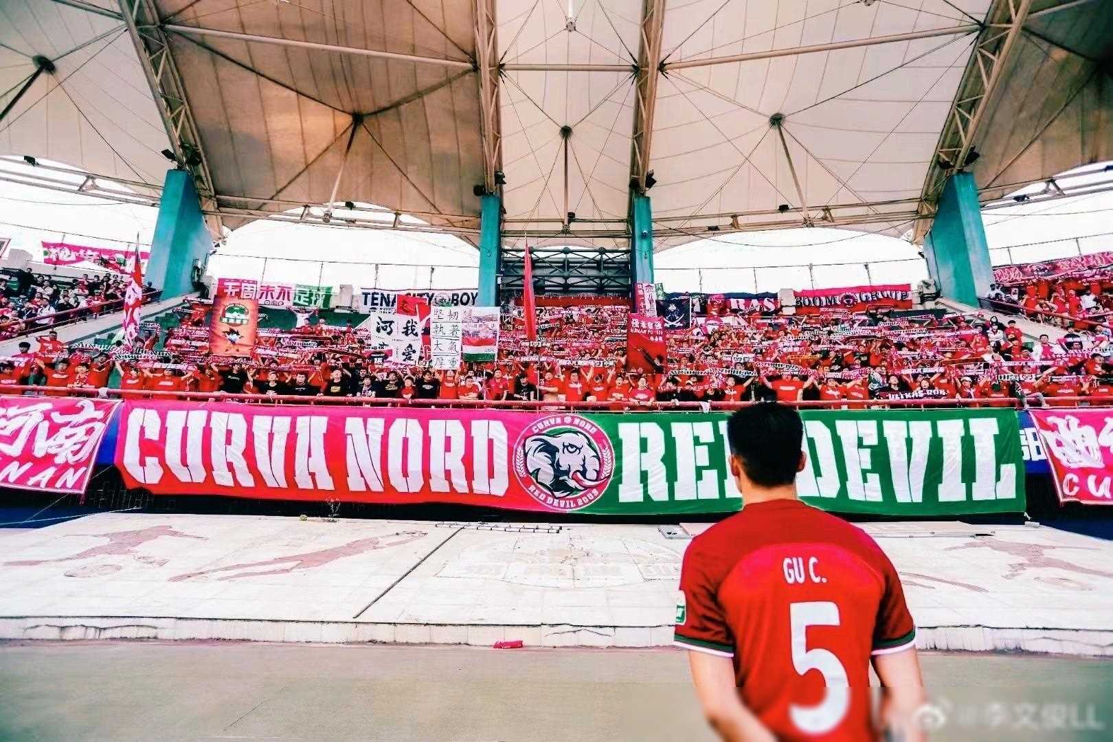 爱游戏官方-一支球队在比赛中失利引发球迷不满