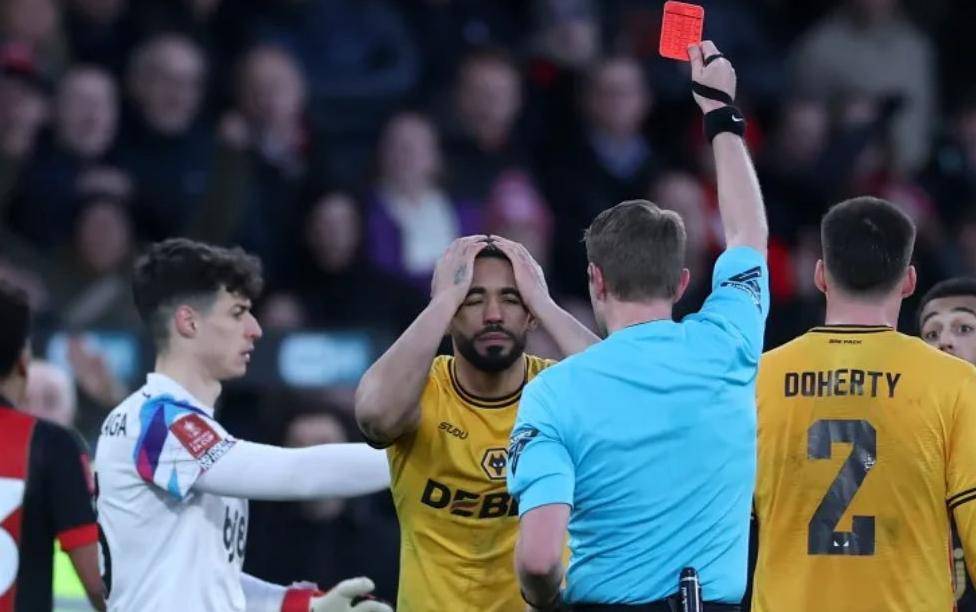 一支球队在比赛中失利引发球迷不满 一支球队在比赛中失利引发球迷不满