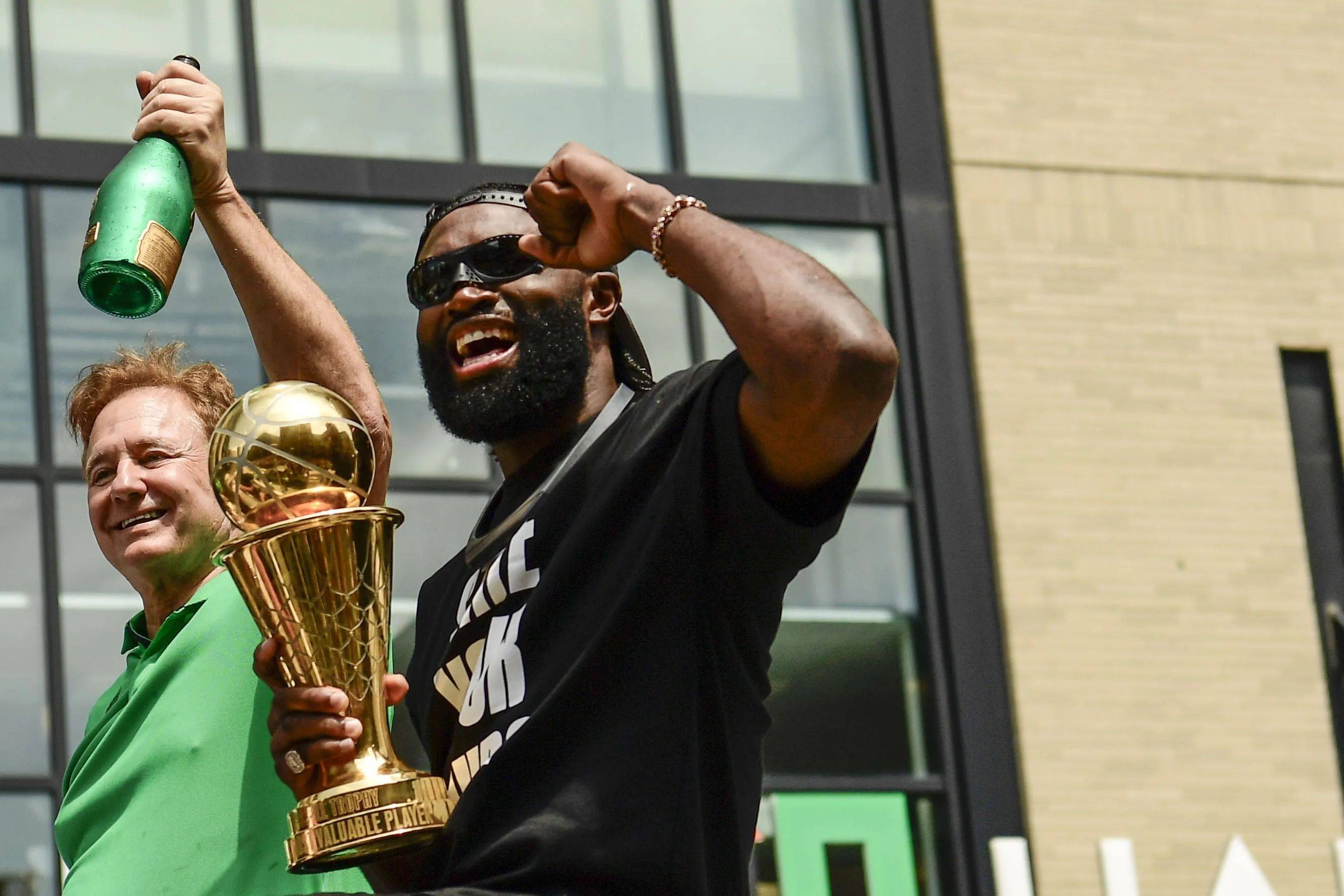 爱游戏娱乐-凯尔特人球员无人能挡，成为焦点人物