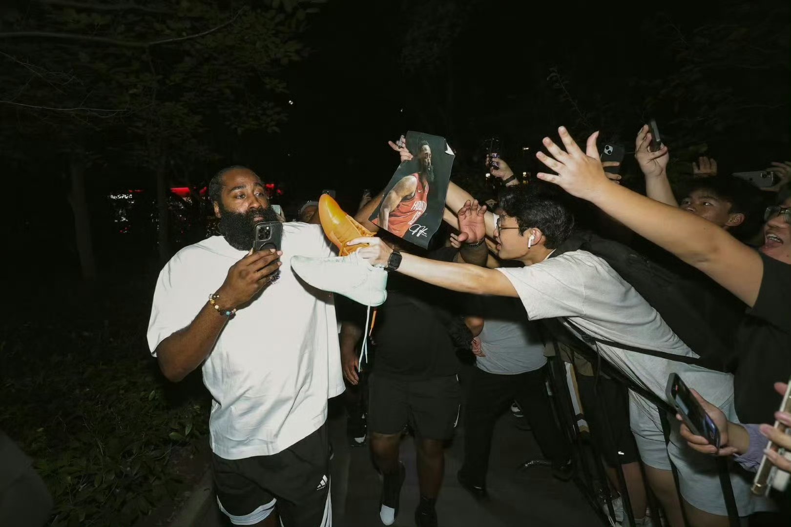 篮球明星与粉丝互动,打造更紧密联系的简单介绍 篮球明星与粉丝互动,打造更紧密联系的简单介绍