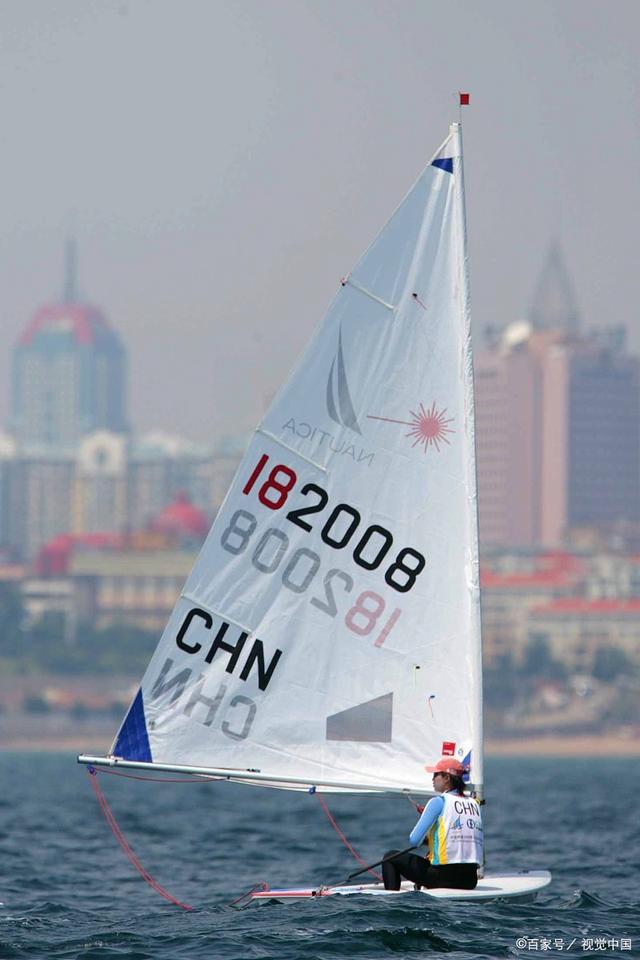 帆船比赛中选手展示风采，艰苦训练成果