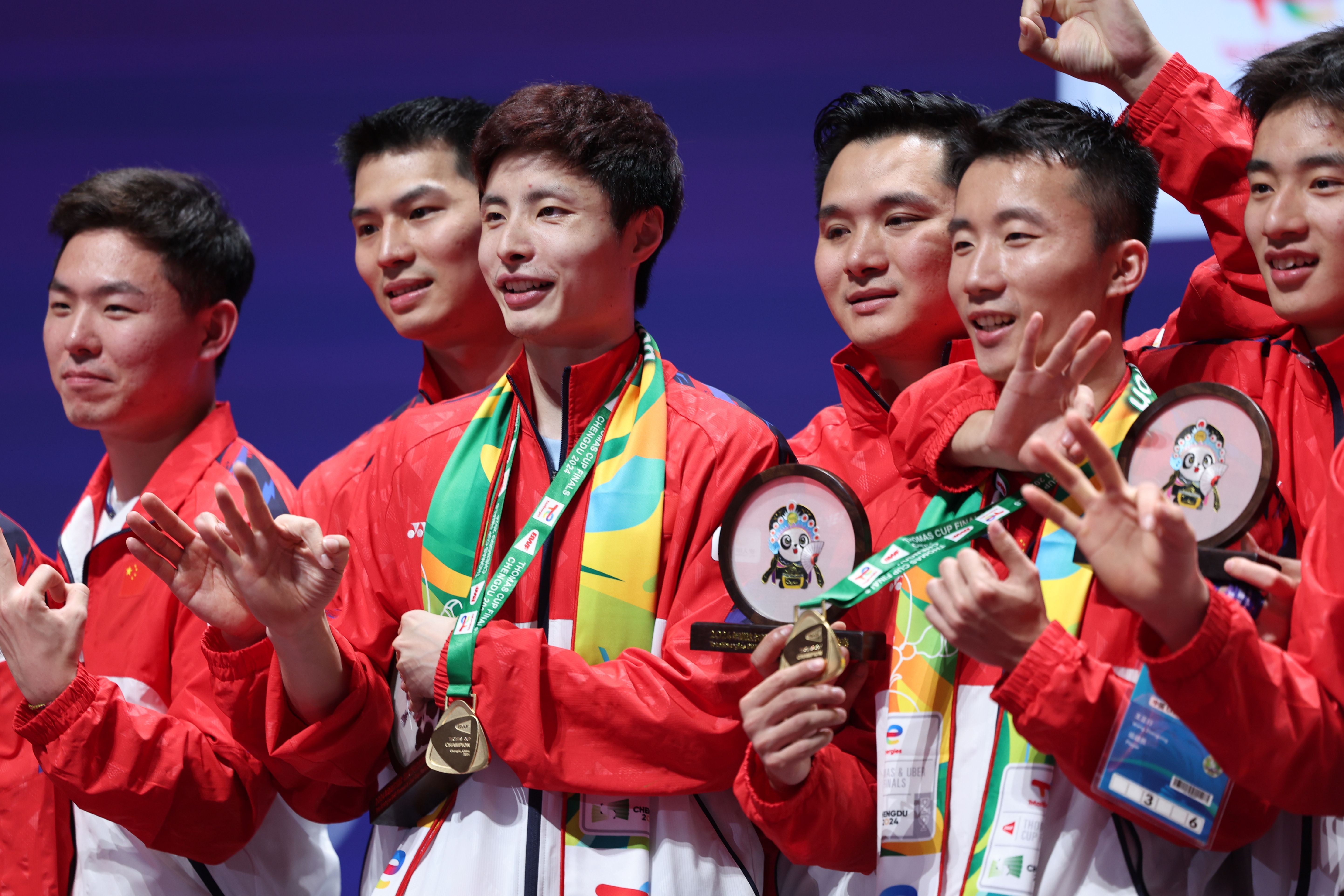 包含斗志昂扬：冠军热门球队展现出色表现的词条