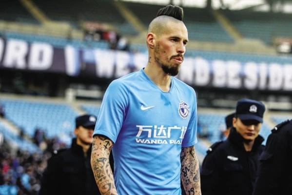 爱游戏入口-盖坦在比赛中表现出色，成为球迷焦点