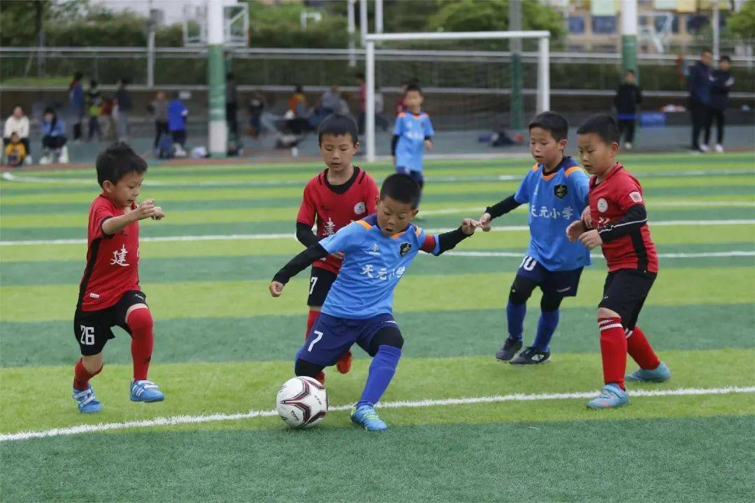 爱游戏官方入口-足球比赛精彩连连，场面激烈抢眼