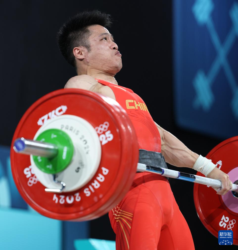 爱游戏在线-举重比赛进行中，运动员尽力争取领先地位