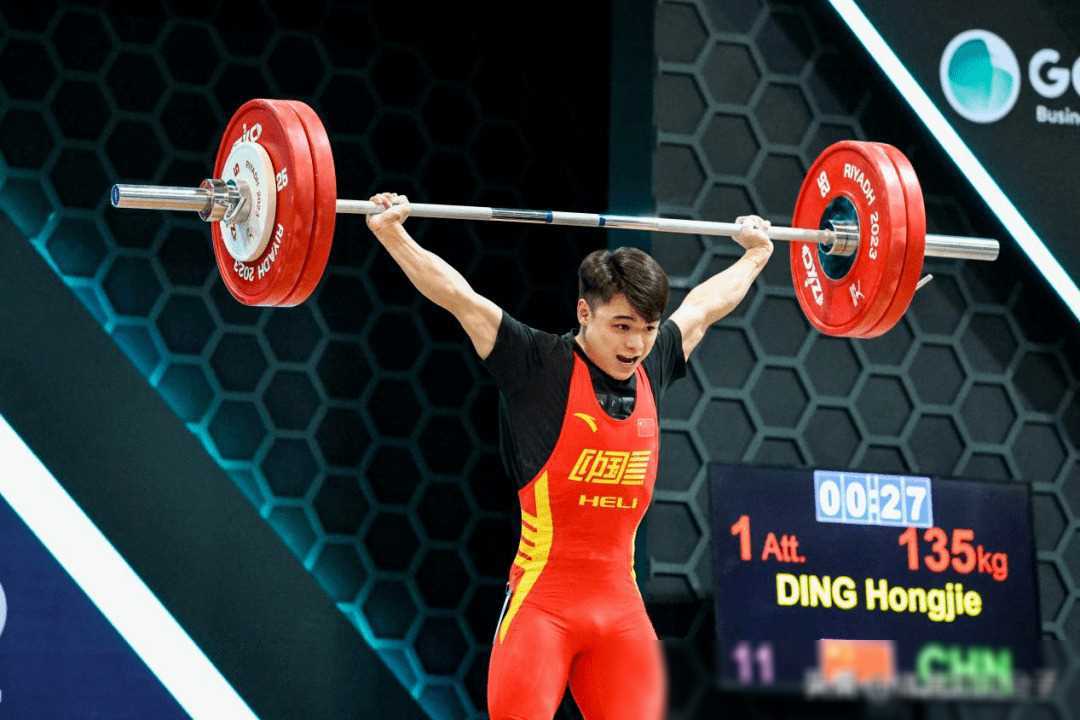 举重比赛进行中,运动员尽力争取领先地位 举重比赛进行中,运动员尽力争取领先地位