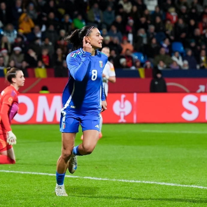 爱游戏在线-意大利女足队在友谊赛中表现出色，战胜对手