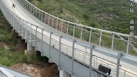 爱游戏娱乐-关于高空挑战！滑雪选手高空腾飞取得胜利的信息