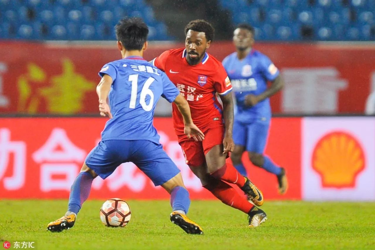 重庆力帆主场取得胜利,赢得球迷喝彩 重庆力帆主场取得胜利,赢得球迷喝彩