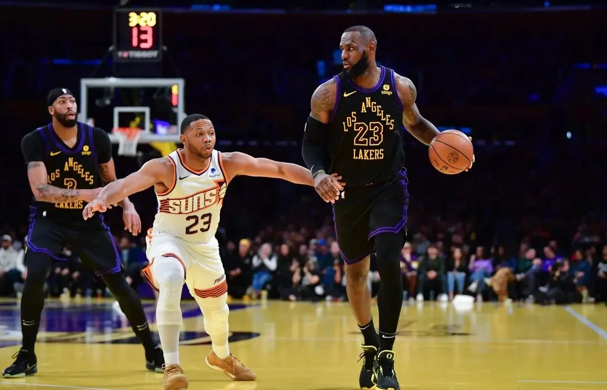 经典对决再现篮球赛场,强强碰撞令人期待 经典对决再现篮球赛场,强强碰撞令人期待