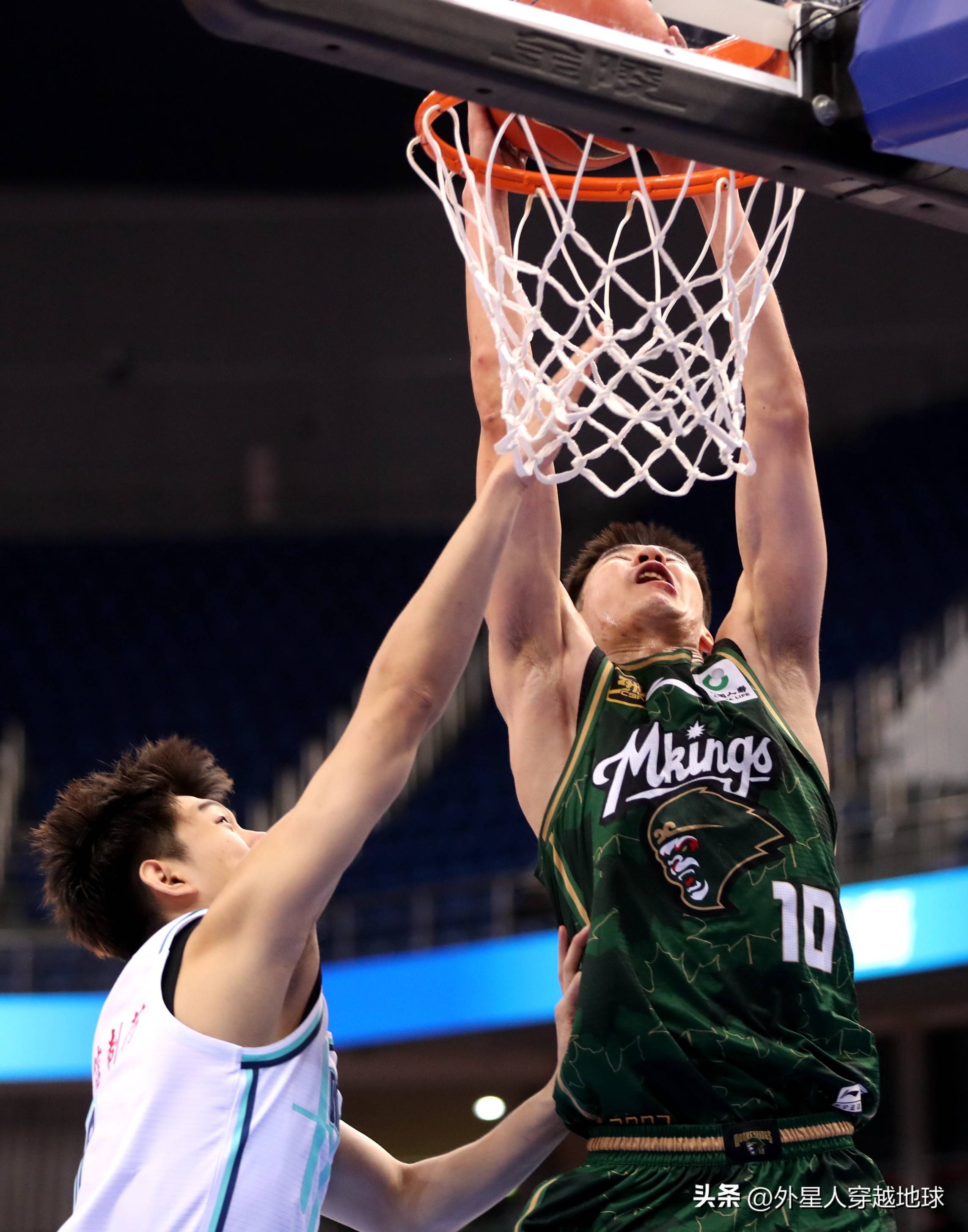 爱游戏大厅-篮球赛场上球员展现出色球技