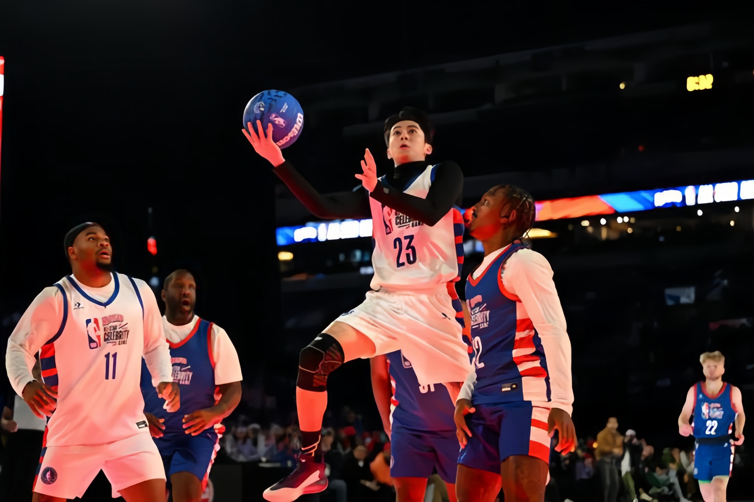 篮球赛场上球员展现出色球技 篮球赛场上球员展现出色球技