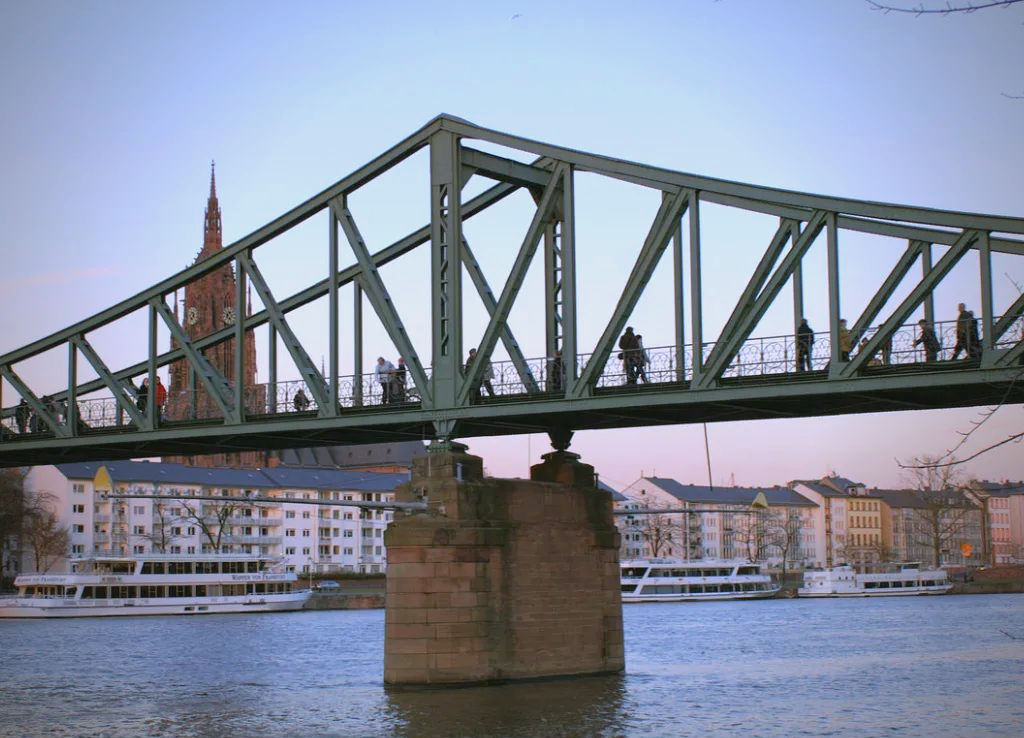 爱游戏官方-法兰克福主场大捷，稳固上游的简单介绍