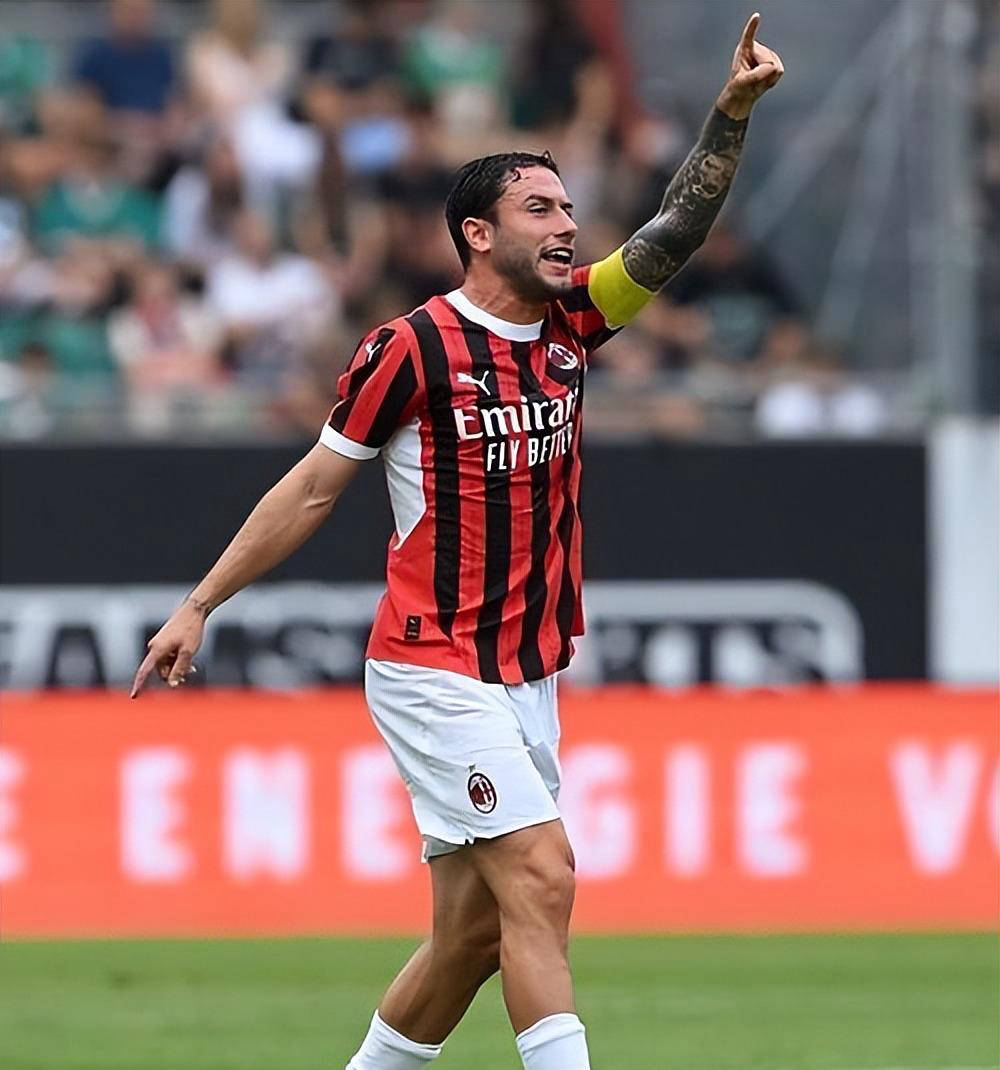 AC米兰球员状态回升,冲击联赛前四 AC米兰球员状态回升,冲击联赛前四