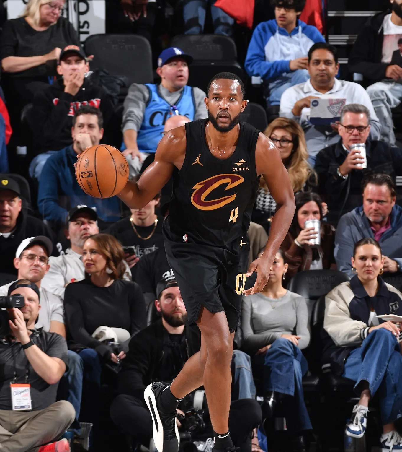 关于骑士前锋强势反击,防守能力表现出色帮助球队获胜!的信息 关于骑士前锋强势反击,防守能力表现出色帮助球队获胜!的信息