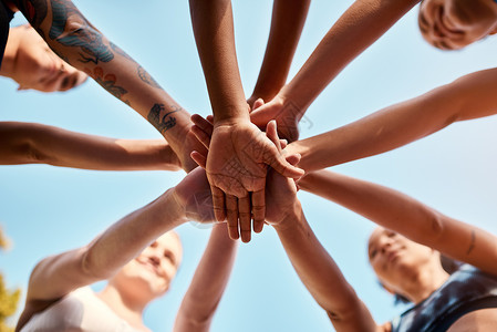 运动员们团结互助,共同握紧胜利的手 运动员们团结互助,共同握紧胜利的手