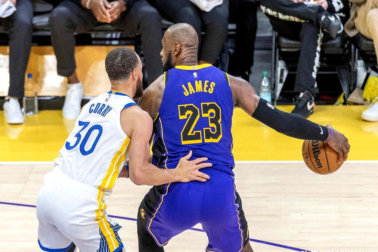 爱游戏大厅-勇士主场擒马刺，迎来两连胜