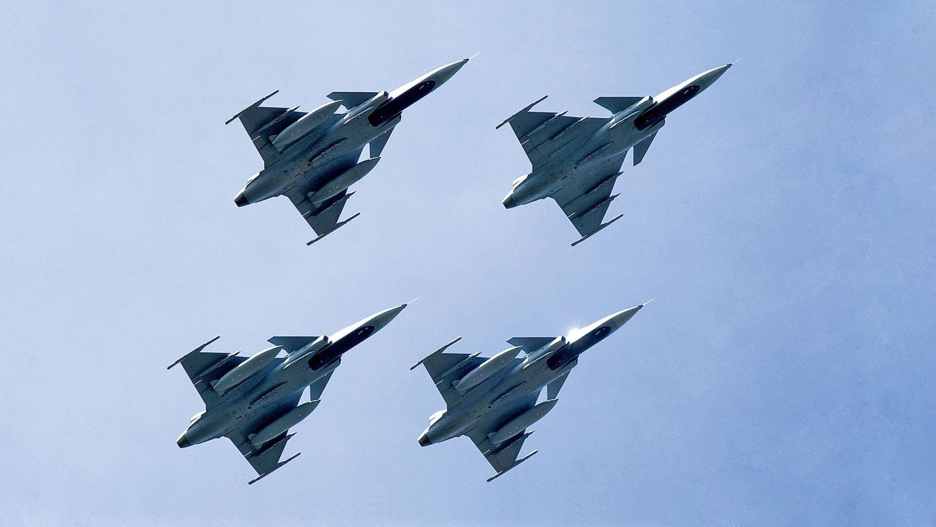 爱游戏娱乐-F1新赛季揭幕战之夜，霍勒迪冠军级表现点燃赛道